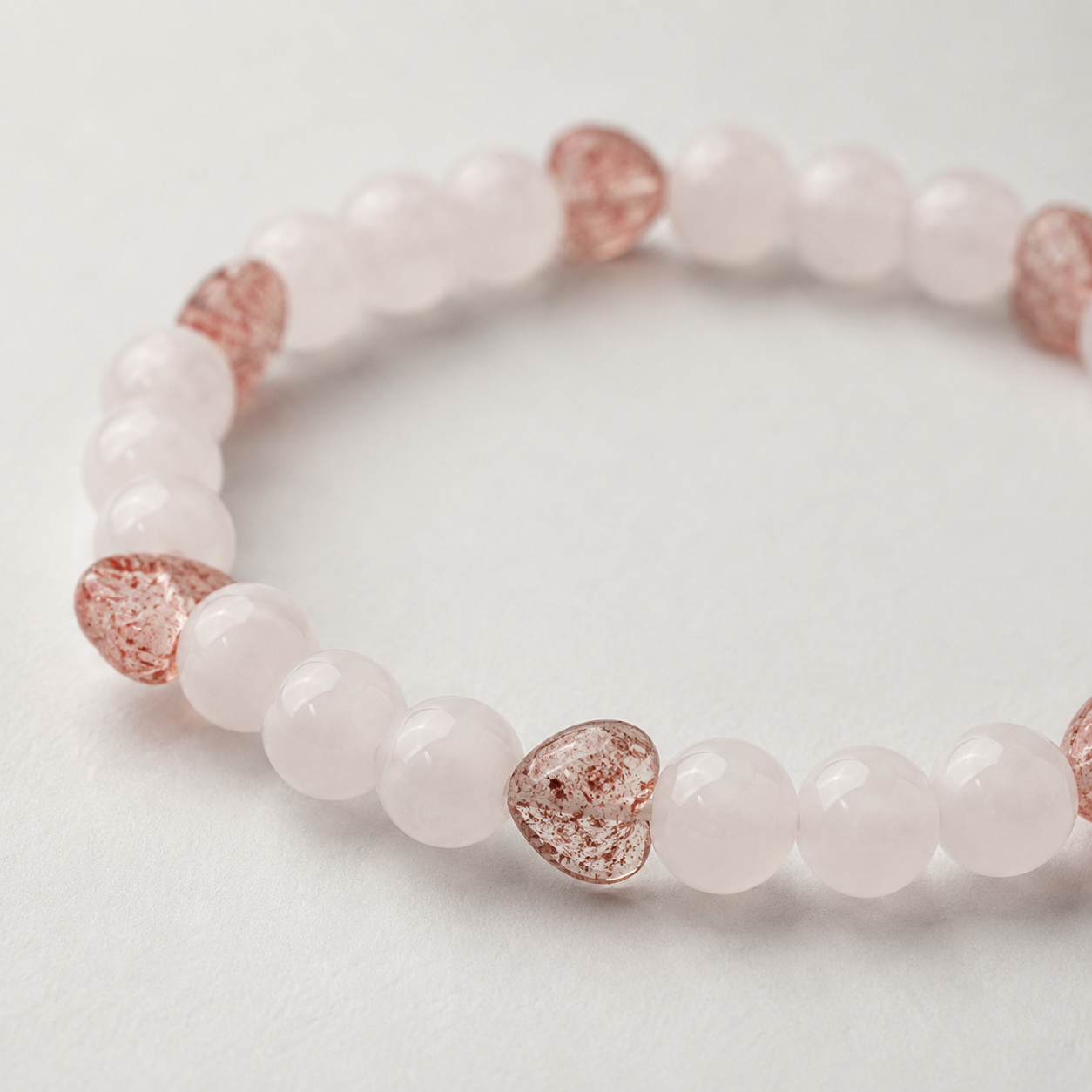 Armband met rozenkwarts kralen en aardbeienkwarts hartjes