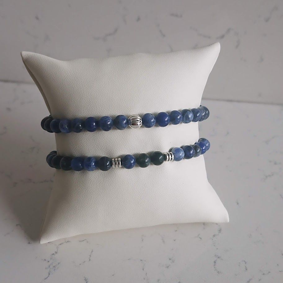 armband van sodalietkralen met zilveren stainless steel tussenkraal