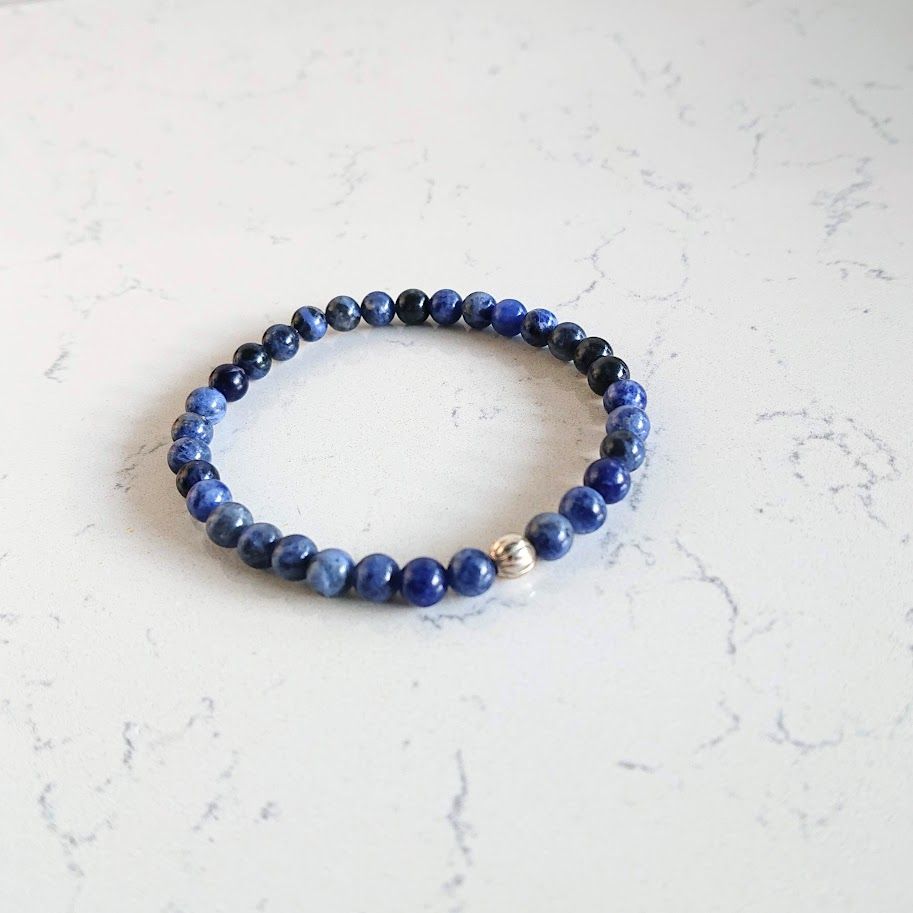 armband van sodalietkralen met zilveren stainless steel tussenkraal