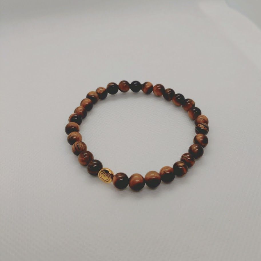 Armband van 6mm tijgeroogkralen met hartjes tussenkraal.