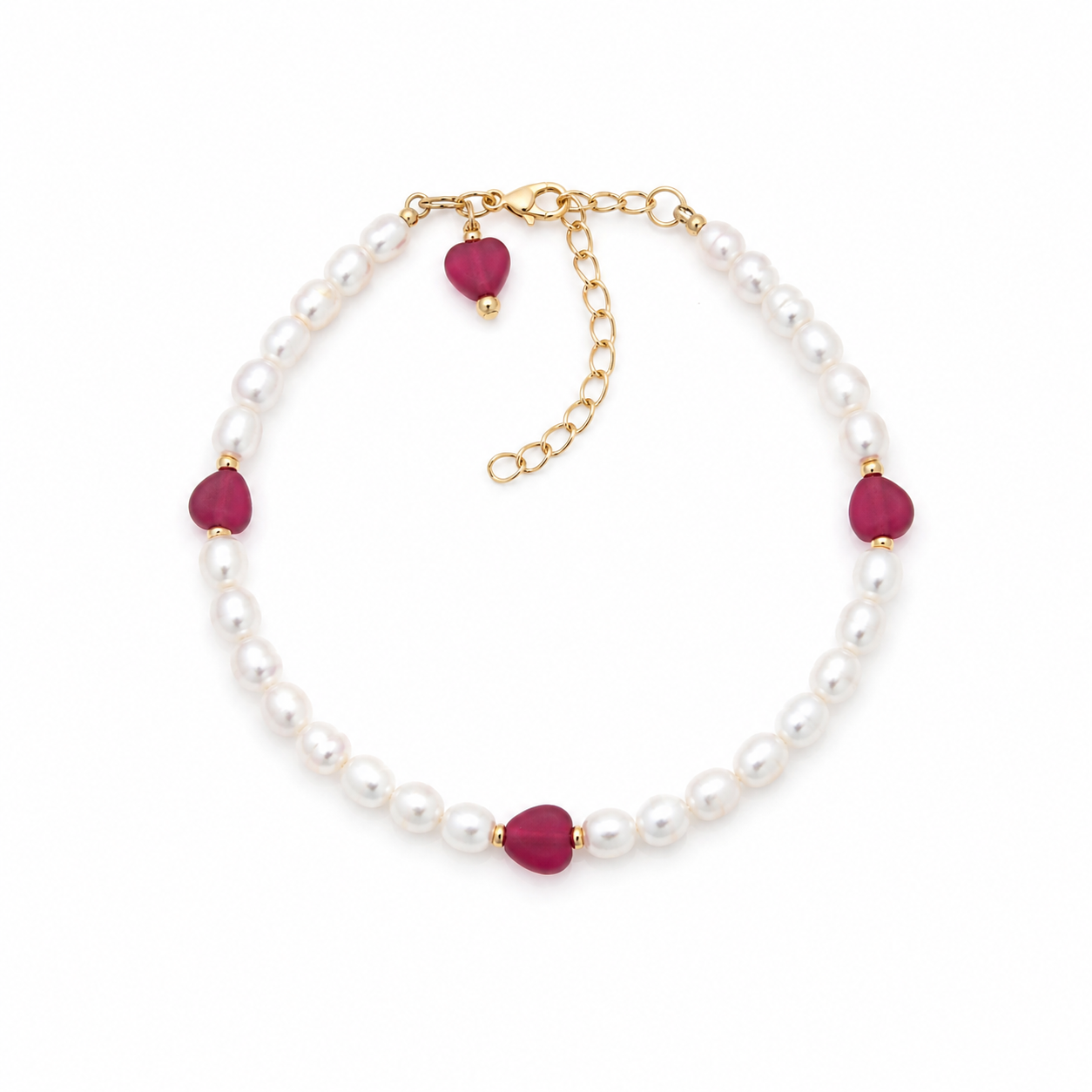 Witte zoetwaterparel armband met rode hartjes en goldplated sluiting op witte achtergrond