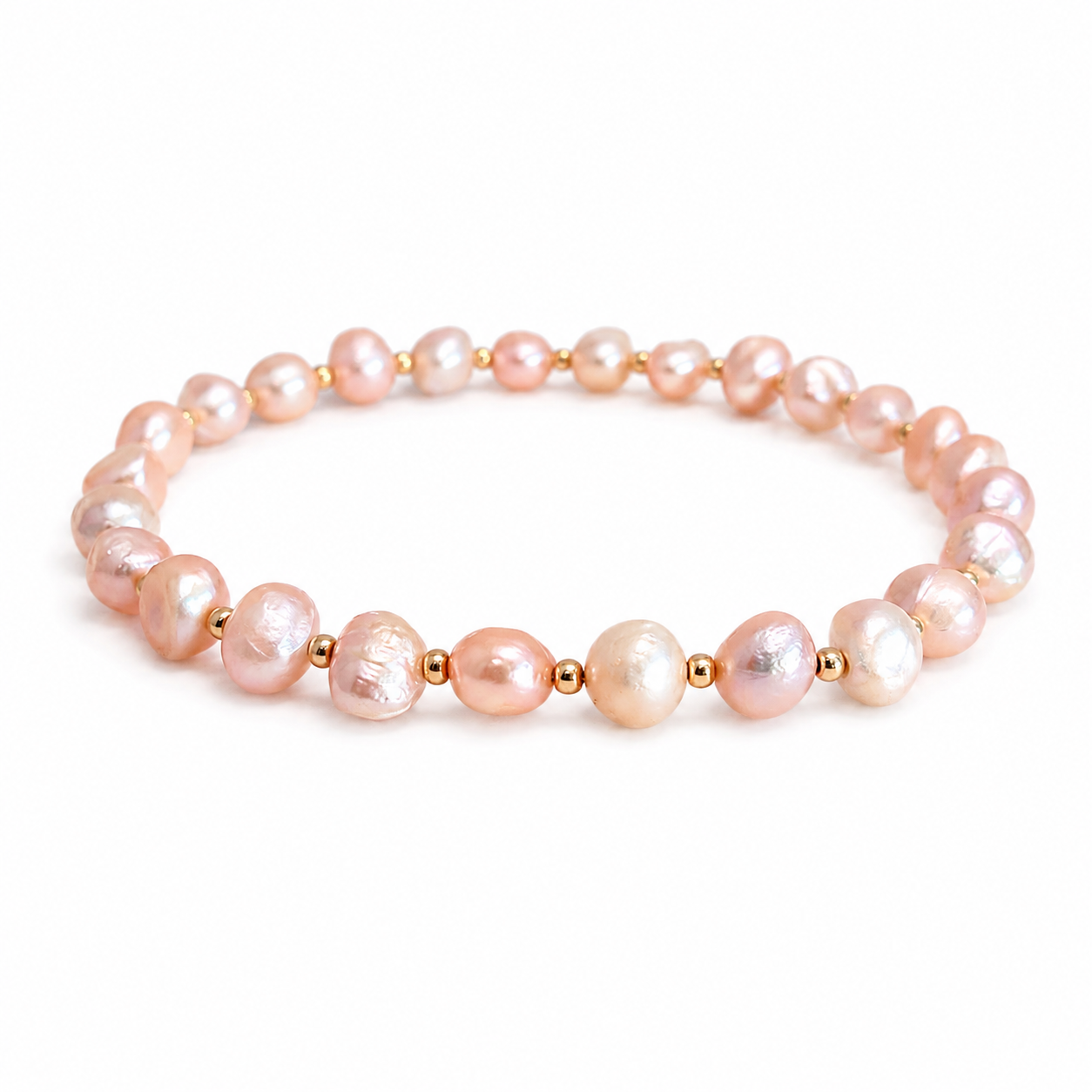 Roze zoetwaterparel armband met goudkleurige tussenkraaltjes op witte achtergrond