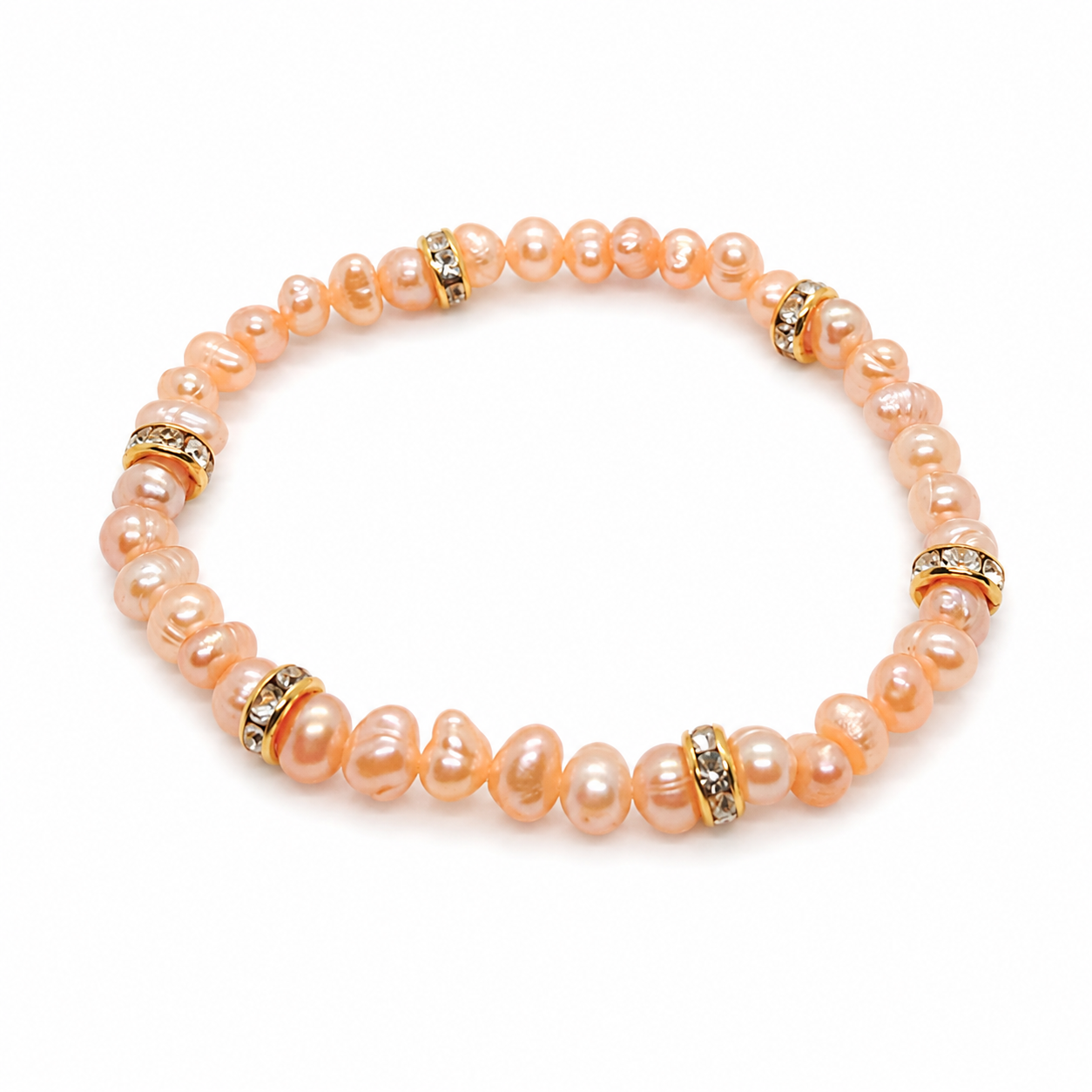 Roze zoetwaterparel armband met goudkleurige strass rondellen op witte achtergrond