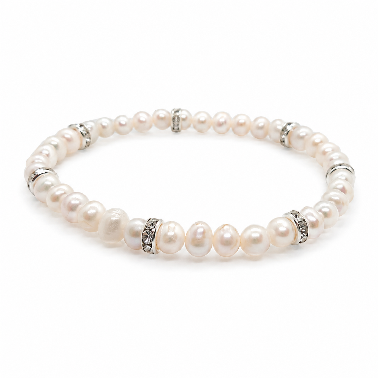 Witte zoetwaterparel armband met zilverkleurige stainless steel strass rondellen op witte achtergrond