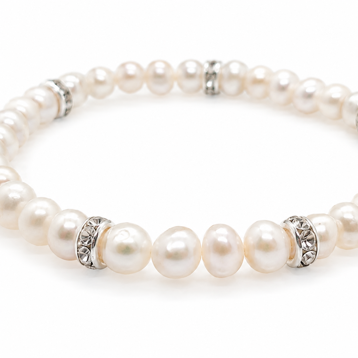 Witte zoetwaterparel armband met zilverkleurige stainless steel strass rondellen op witte achtergrond