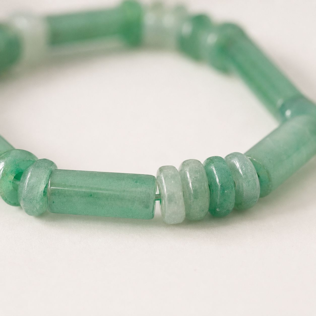 Groene aventurijn armband met tubekralen en rondellen op witte achtergrond