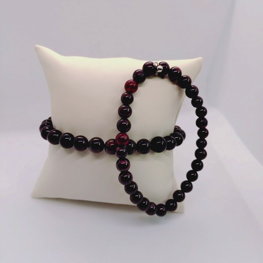Matching armbandenset (2 stuks) met granaatkralen, 8mm en 6mm, geregen op elastiek