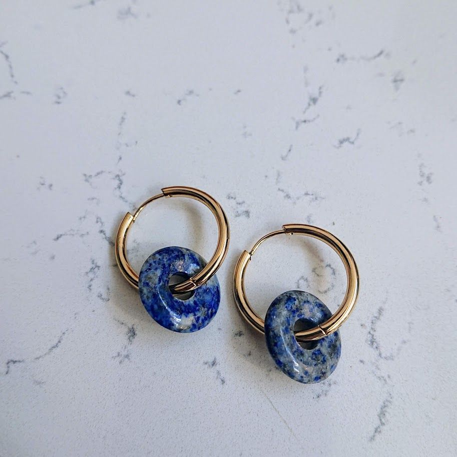 Lapis lazuli oorbellen met donuthanger goud
