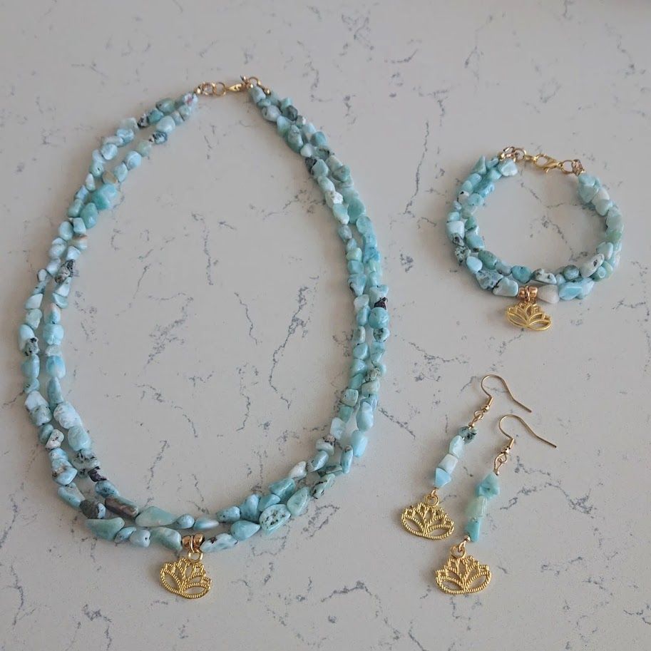 Sieradenset van Larimar onregelmatige kralen met lotusbloembedel en karabijnhaaksluiting van stainless steel