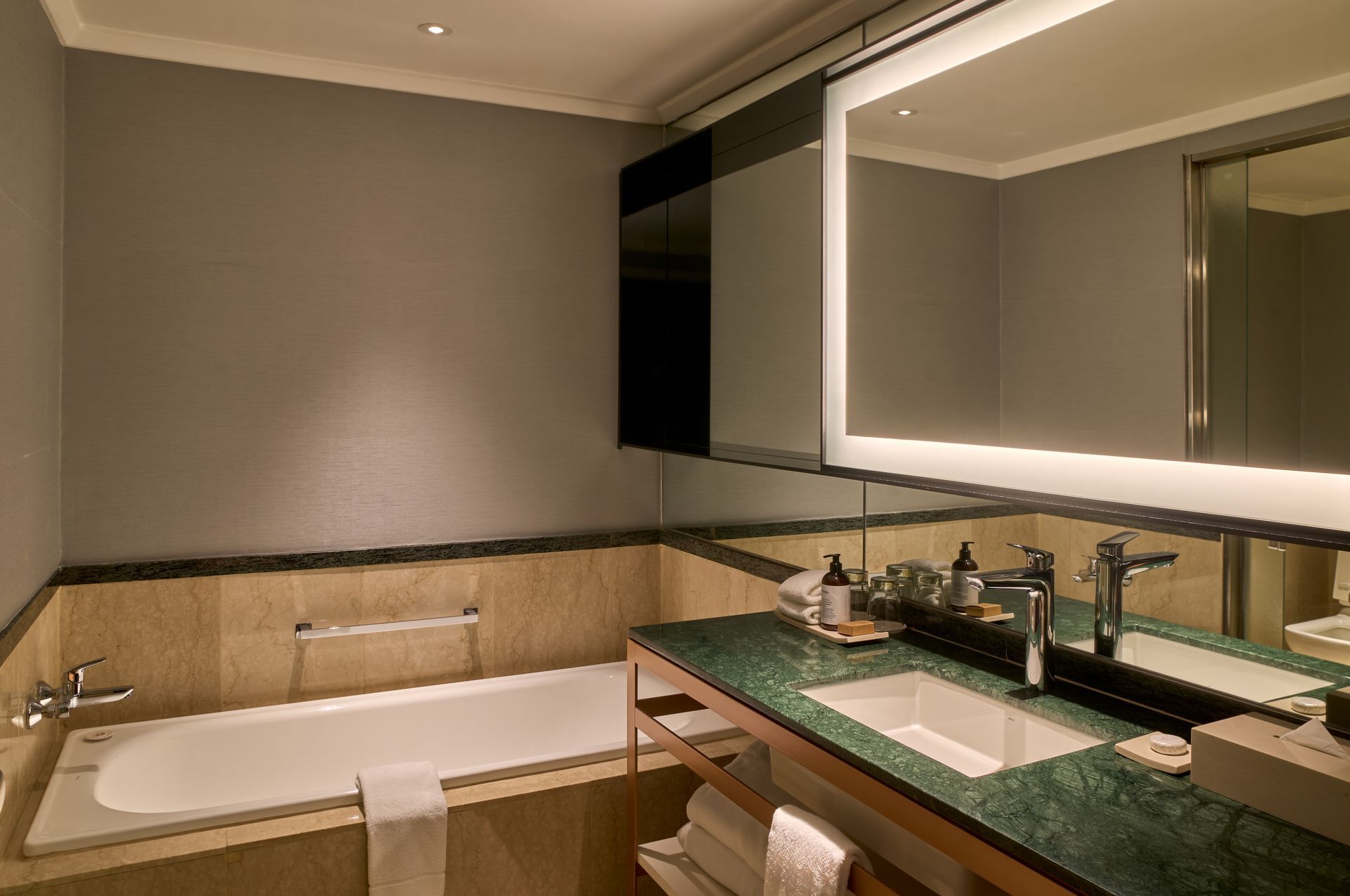 Deluxe Bathroom