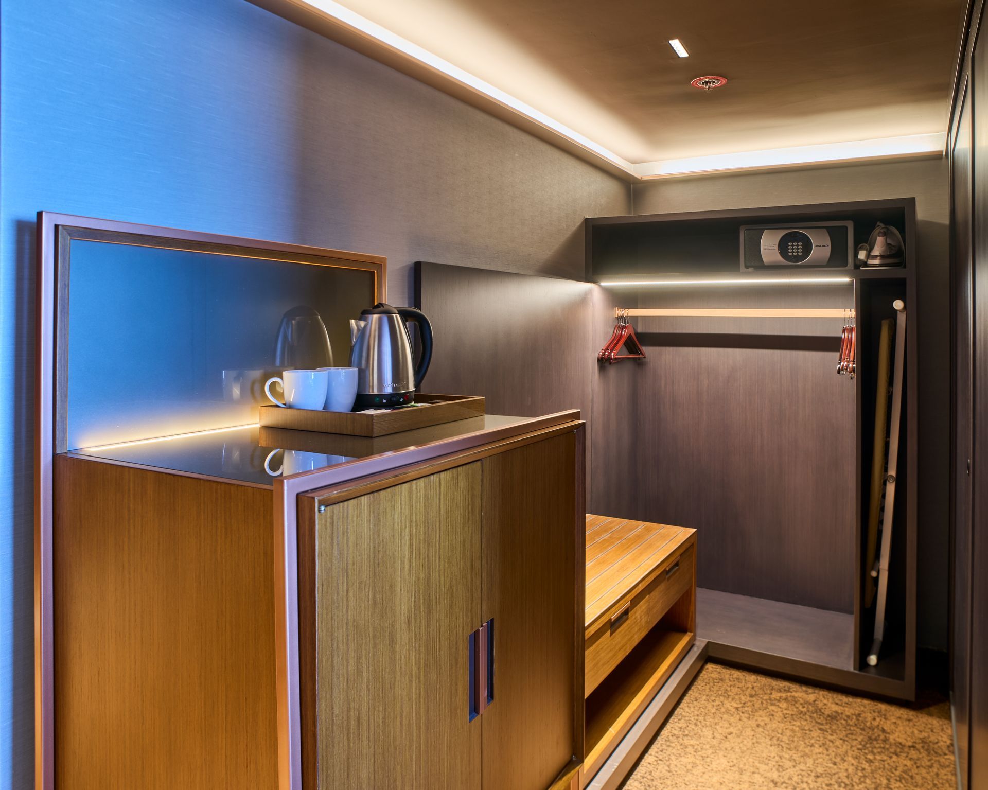 Deluxe Walking Closet