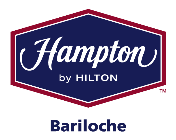 Logotipo de Hampton by Hilton en azul marino y rojo, con “Bariloche” debajo.