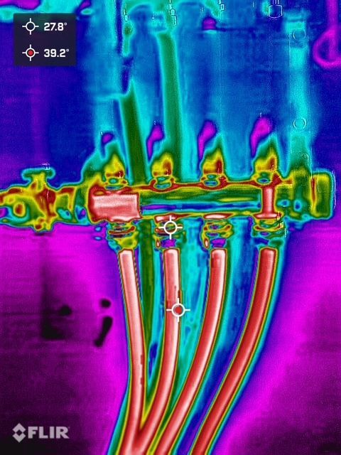 Thermal view of electrical wires and terminals, with bright red, yellow, and blue heat patterns.