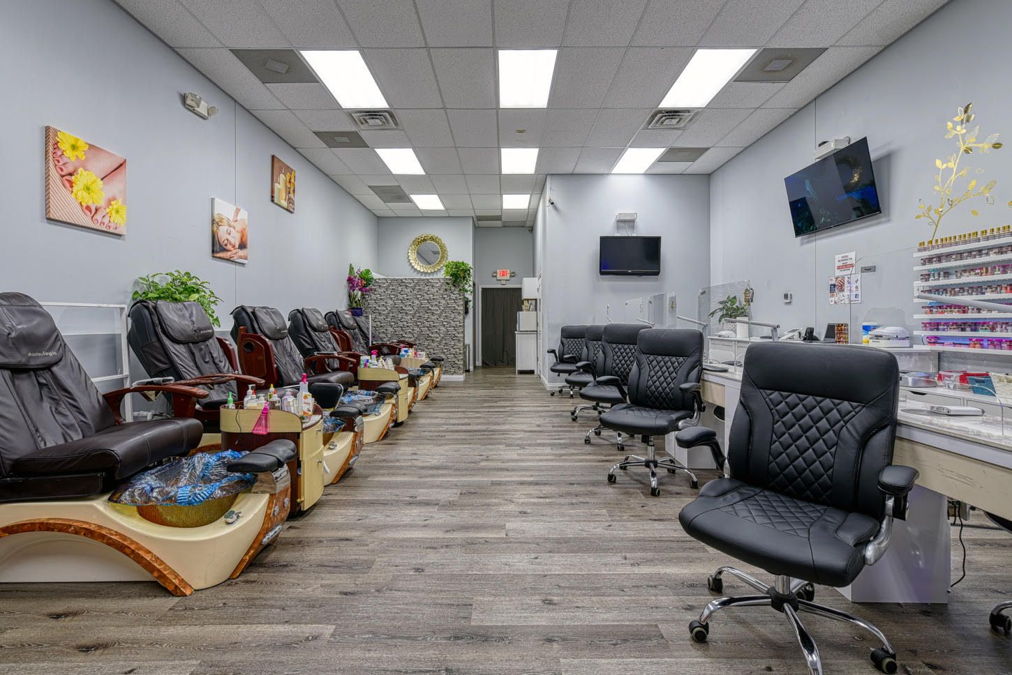 Nail Envy Spa Interior, St. Louis MO 63127