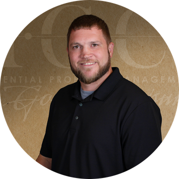 Man with a beard and black polo shirt, smiling, in front of a golden background with text.