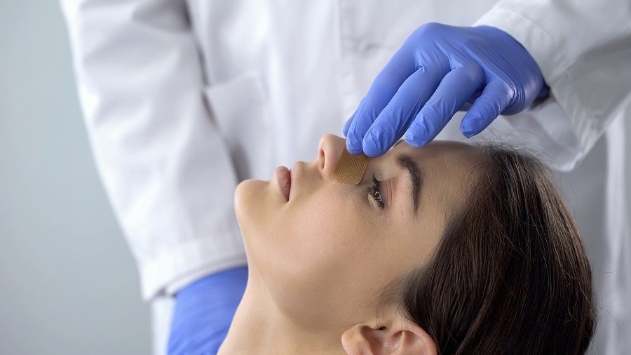 dr analyizing patient nose