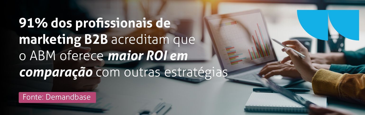 91% dos profissionais de marketing B2B acreditam que o ABM oferece maior ROI. Pessoas usando laptop. Logotipo azul.