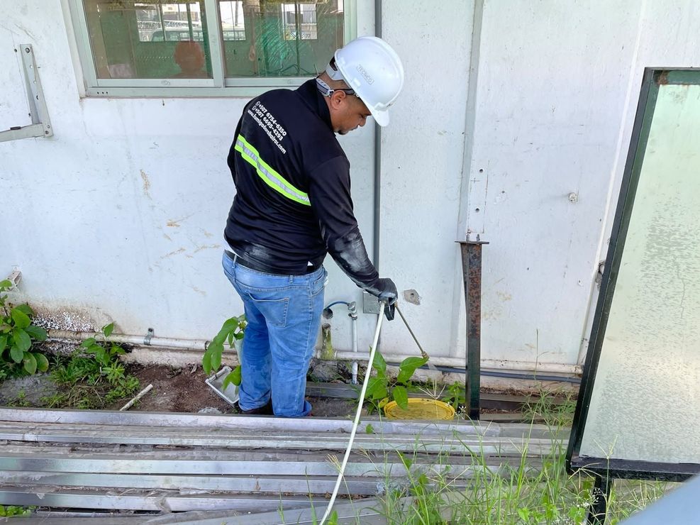 Un trabajador con un traje blanco de protección contra materiales