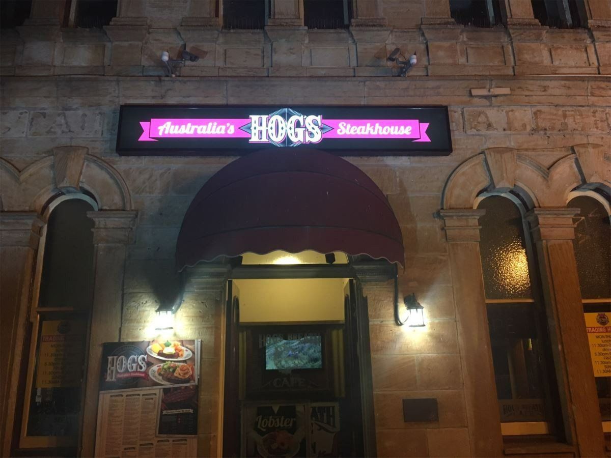 Hogs Australia Steakhouse sign at night — Signvision In Dubbo, NSW