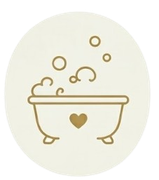 Vasca da bagno con decorazioni dorate a linee, bolle e un cuore su sfondo di cerchi color crema.