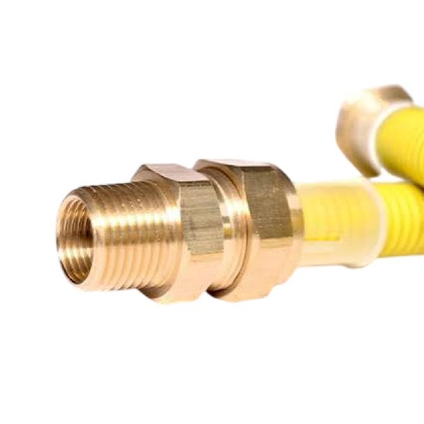 Conector de cable de latón unido a una manguera corrugada amarilla sobre un fondo blanco.