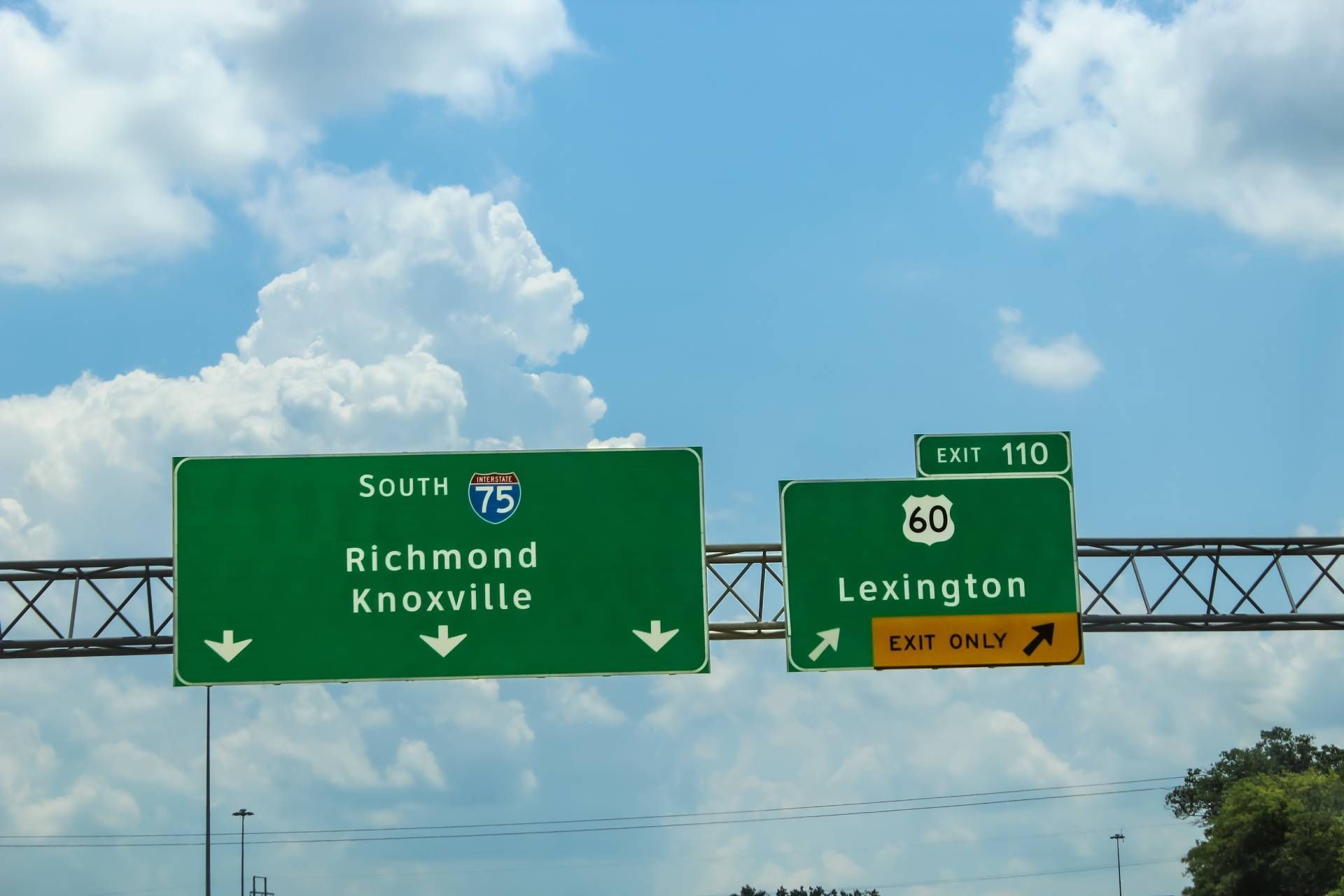 Interstate highway sign for Interstate 75 South to Richmond, Knoxville, and Lexington representing a