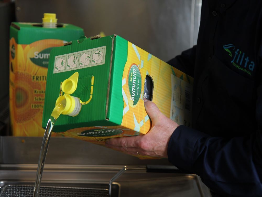 Wir liefern auf Wunsch auch hochwertiges Frittieröl und befüllen damit die gereinigten Fritteusen.