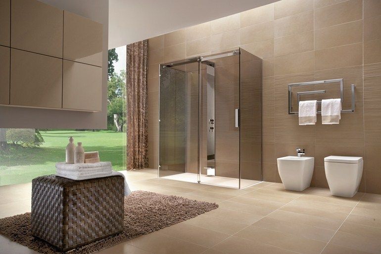 Un bagno con cabina doccia, due WC e bidet.