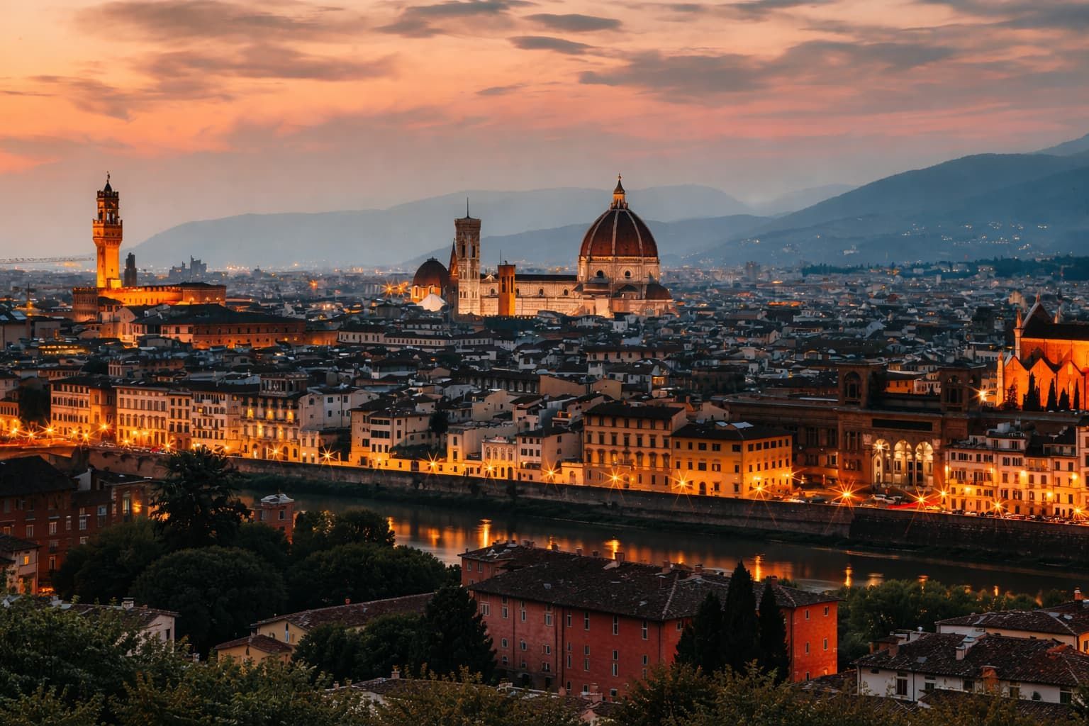 La città di Firenze, in Italia, illuminata al crepuscolo, con la cupola del Duomo e il fiume sotto un cielo dalle calde sfumature del tramonto.