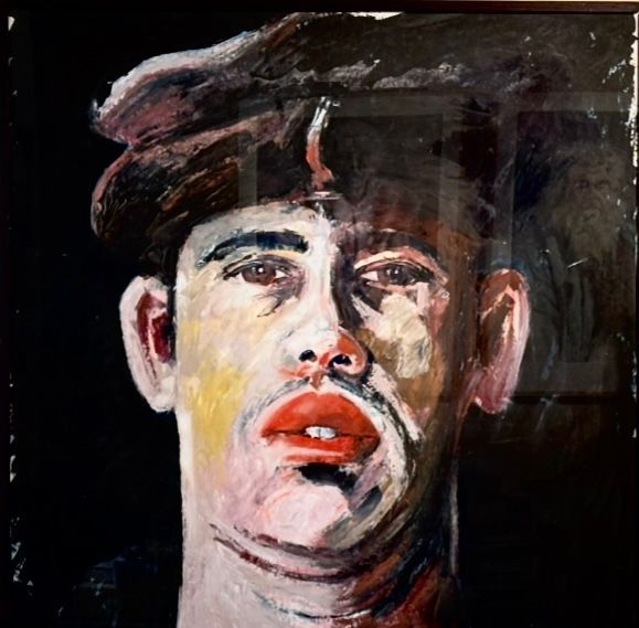 Gemaltes Porträt einer Person mit dunklem Haar, roten Lippen und ernstem Gesichtsausdruck vor dunklem Hintergrund