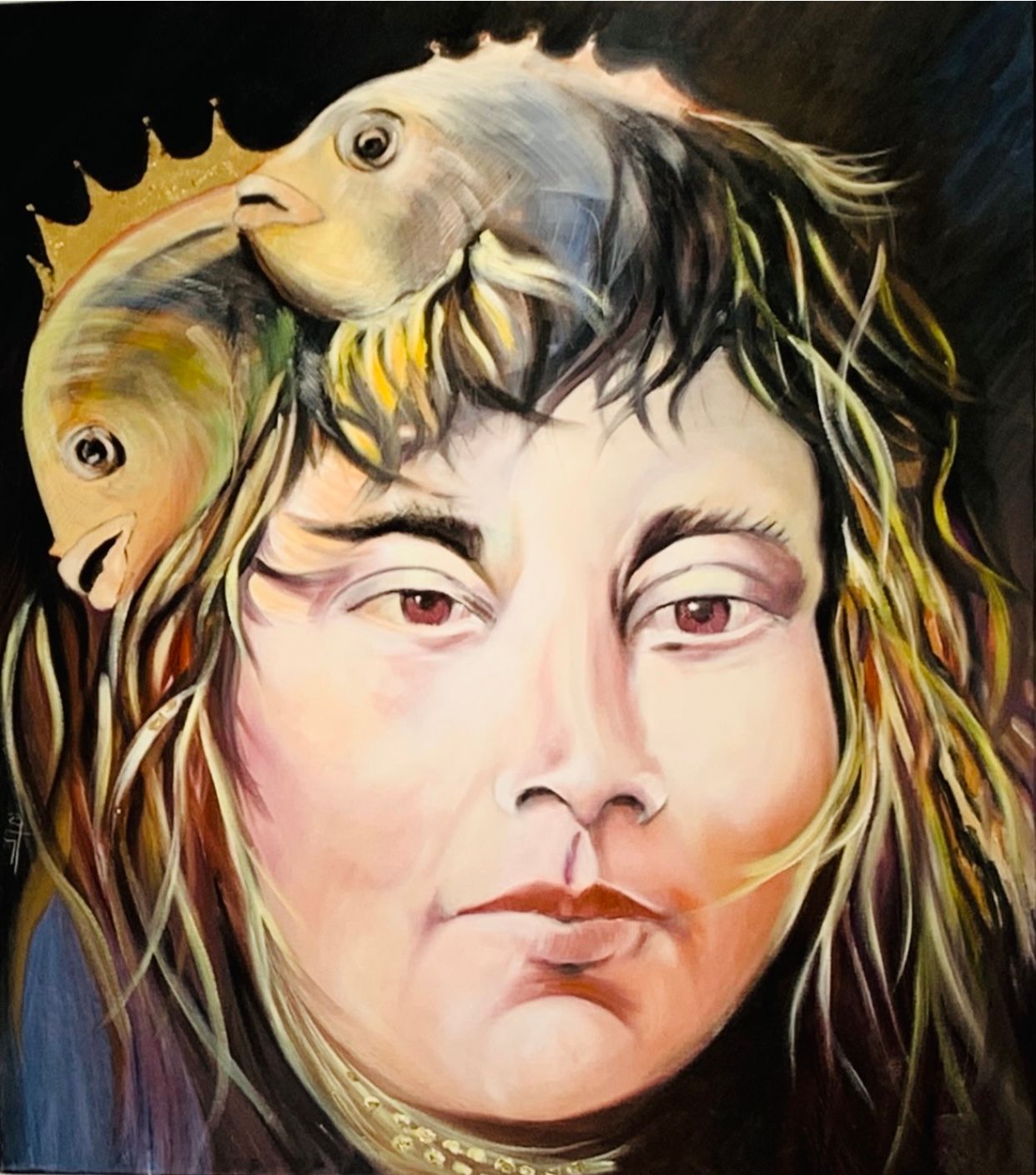 Surreales Porträt einer Frau, deren Haare mit Fischen verschmolzen sind, vor dunklem Hintergrund