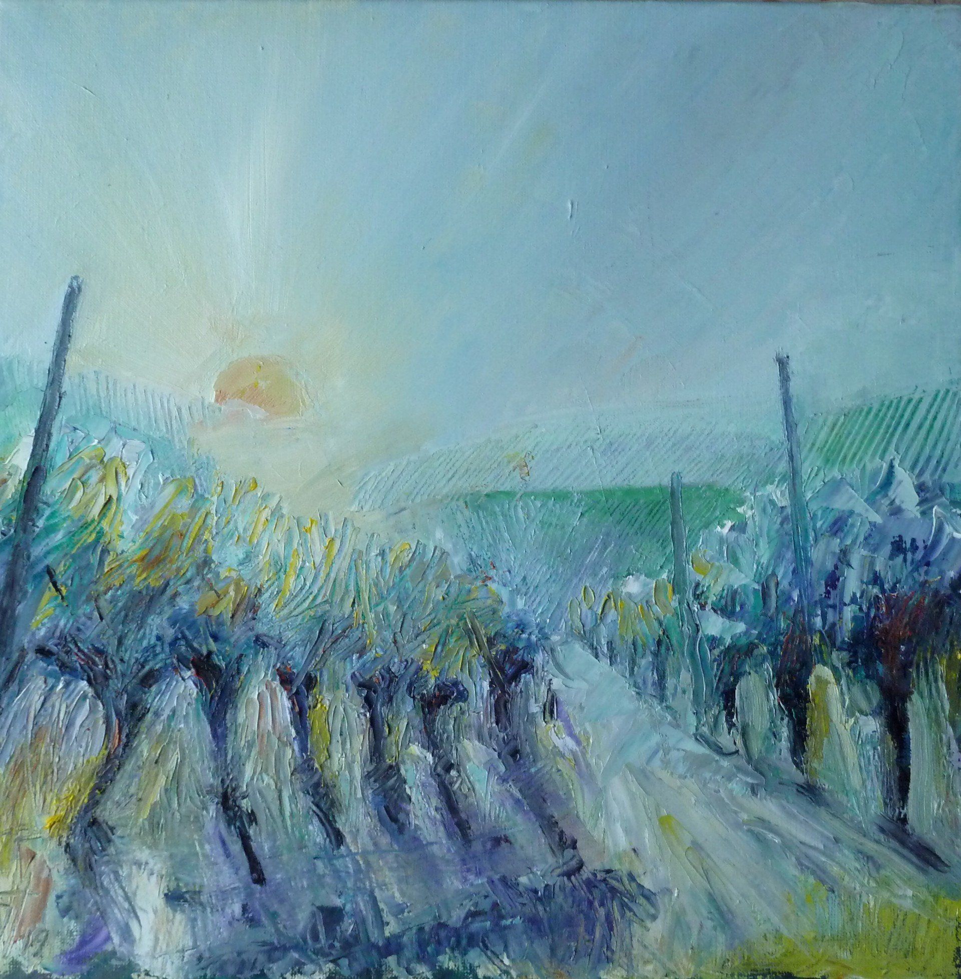 Abstraktes Gemälde eines Weinbergs bei Sonnenaufgang, mit Reihen von Weinreben und einem hellblauen Himmel