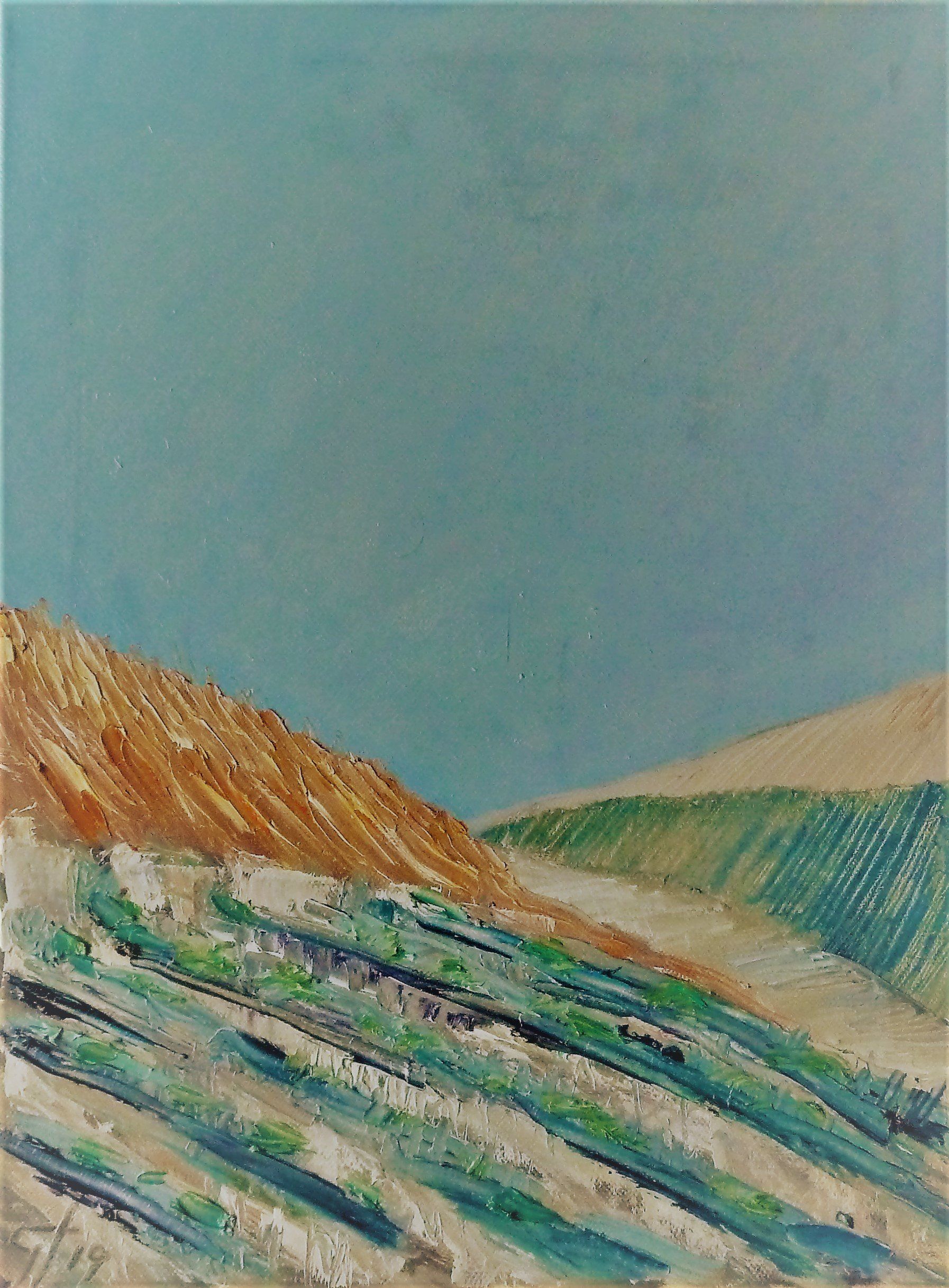 Abstrakte Pastelllandschaft mit blauem Himmel, gestreiften Hügeln und einem sandigen Hang