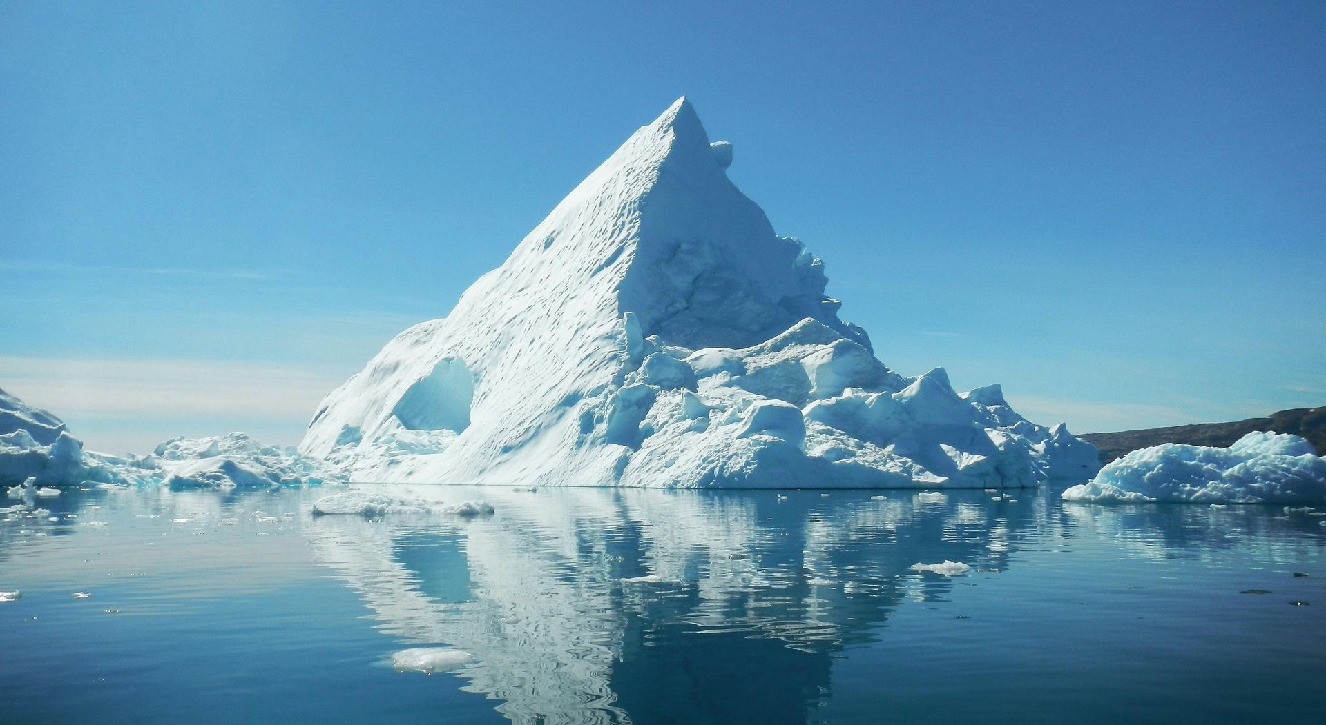 Infografía de la teoría del iceberg en marketing digital y estrategia invisible
