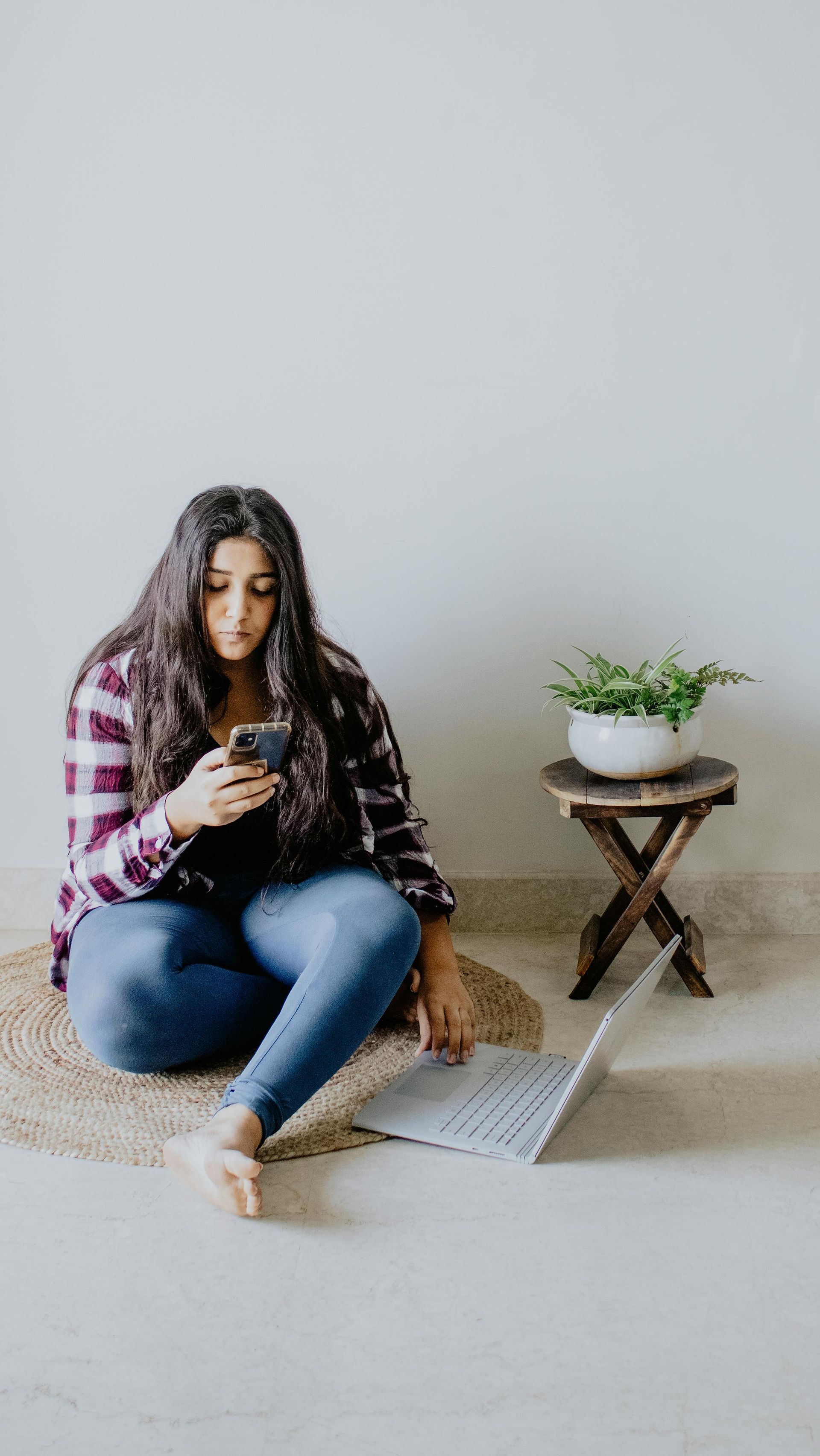 Mujer viendo Redes Sociales