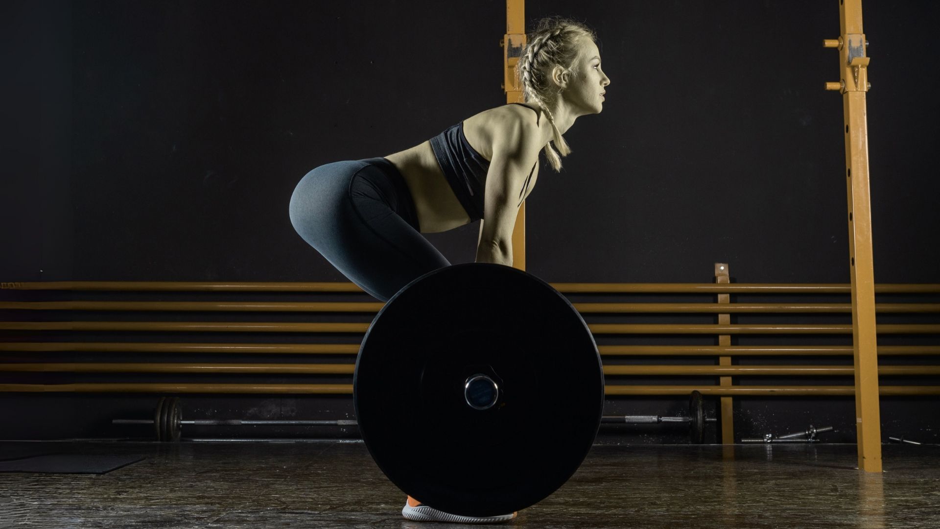 A woman practicing the best glute exercises at her gym