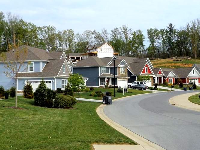 A row of houses are lined up on a residential street