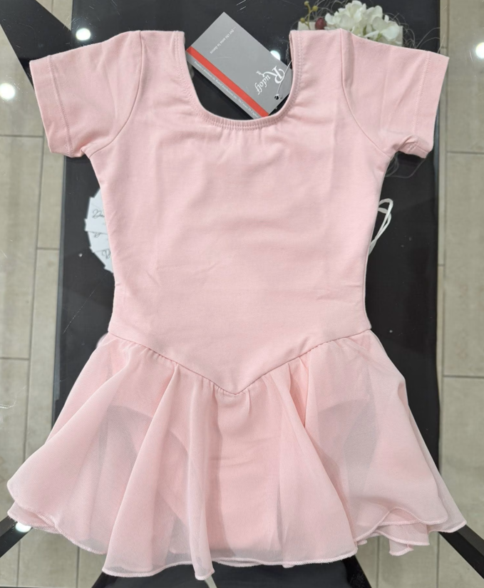 Body da balletto rosa con maniche corte e gonna in chiffon attaccata, visto dall'alto.