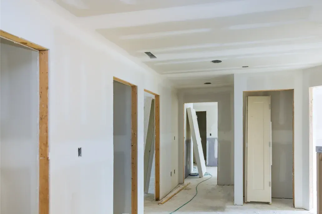 Ein Flur in einem Haus, das umgebaut wird.