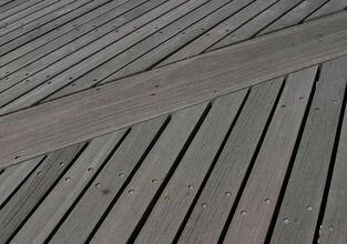 example of horizontal deck boarding