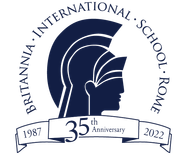 Logo della Britannia International School di Roma. Sagoma dell'elmo spartano blu scuro. Striscione per il 35° anniversario.