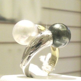 Cattelan - anello oro bianco e giallo 750 perle akoya e tahiti - mod. contrariè