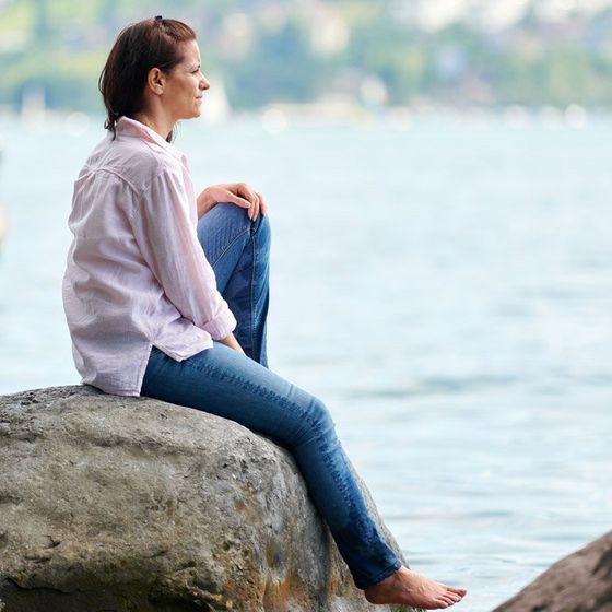 Frau am See entwickelt kreative Lösungsstrategien Frau am See entwickelt kreative Lösungsstrategien