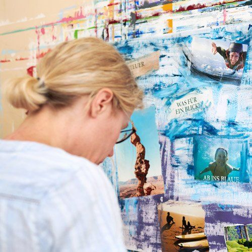 Frau erstellt eine Collage