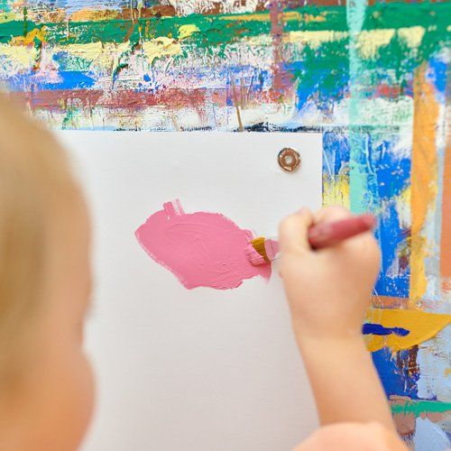Mädchen malt ein Bild im KunstTherapieRaum
