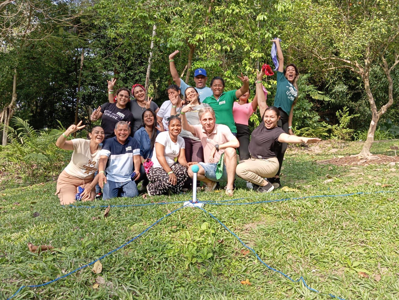 Un grupo de personas posa para una fotografía en un campo.