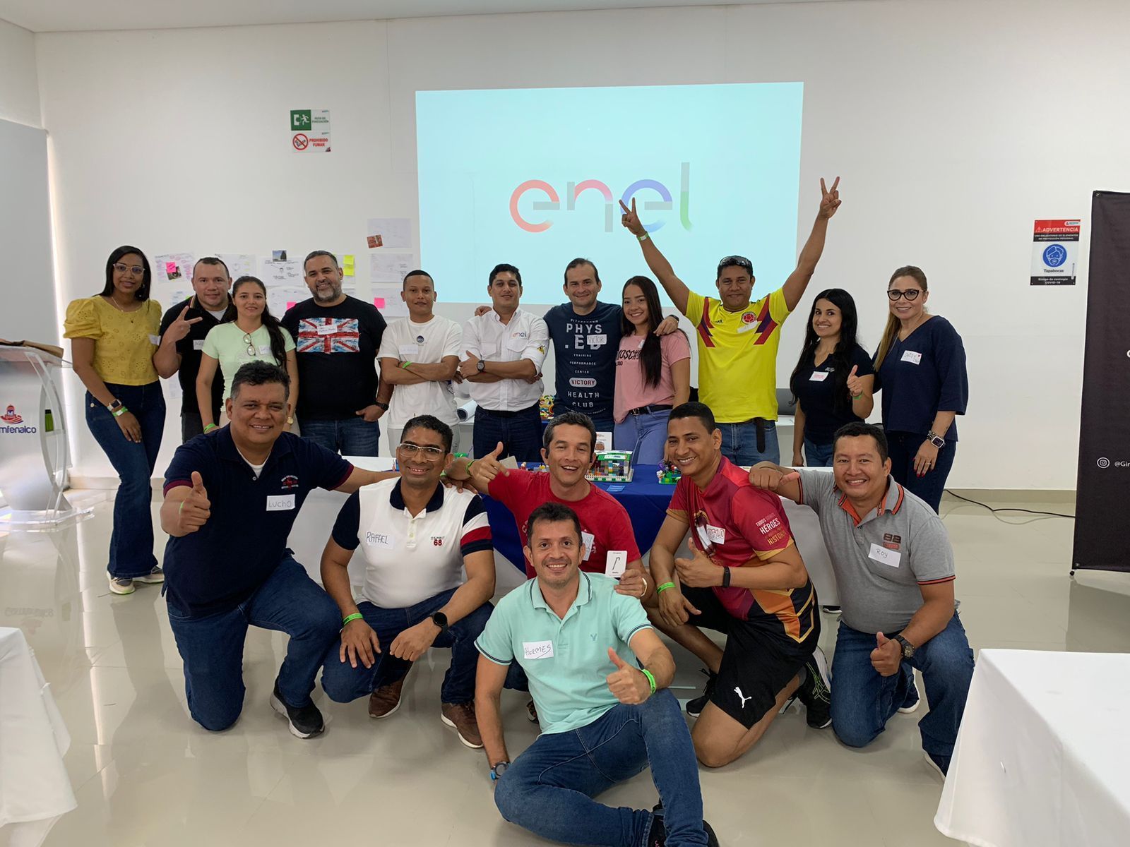 Un grupo de personas posa para una fotografía en una habitación.