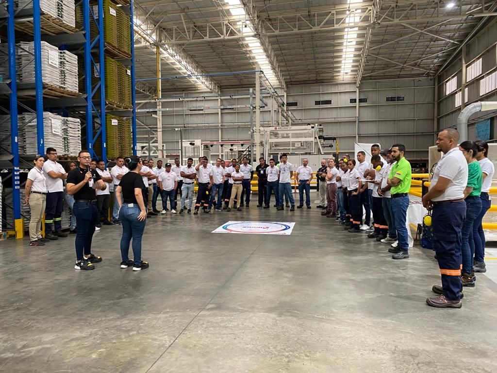 Un grupo de personas se encuentra en un gran almacén.
