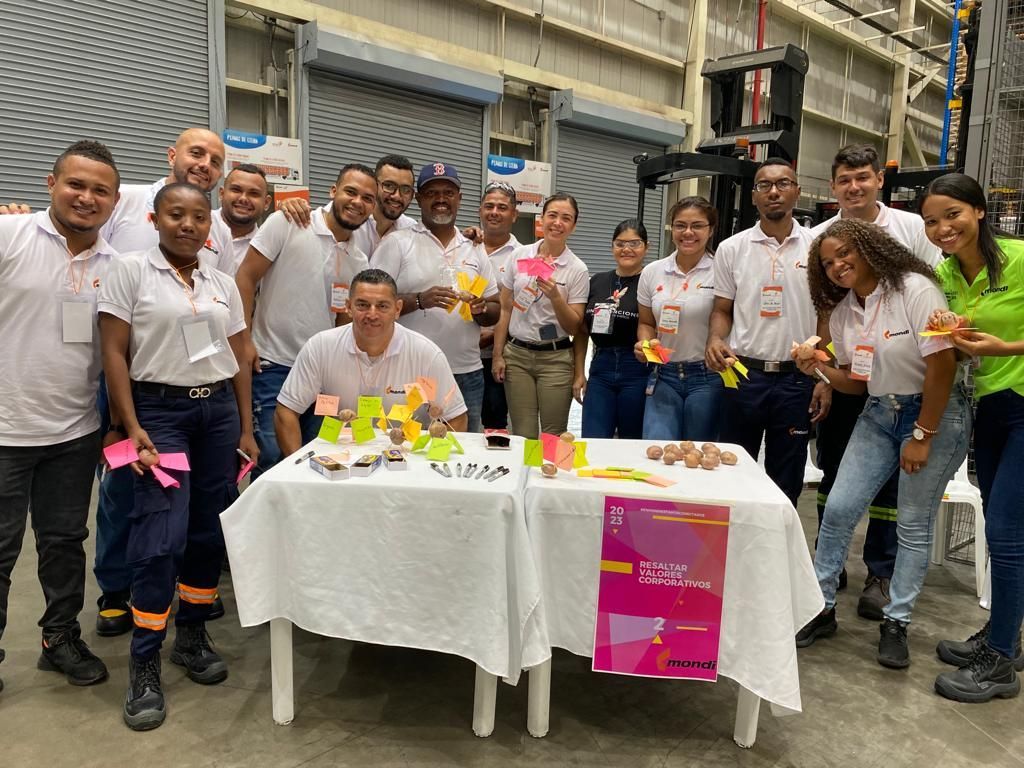 Un grupo de personas están de pie alrededor de una mesa en un almacén.
