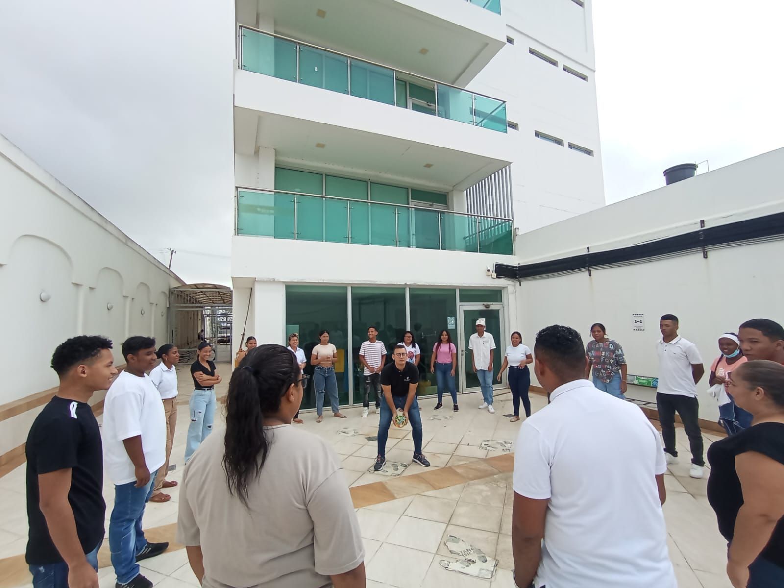 Un grupo de personas está de pie frente a un edificio.